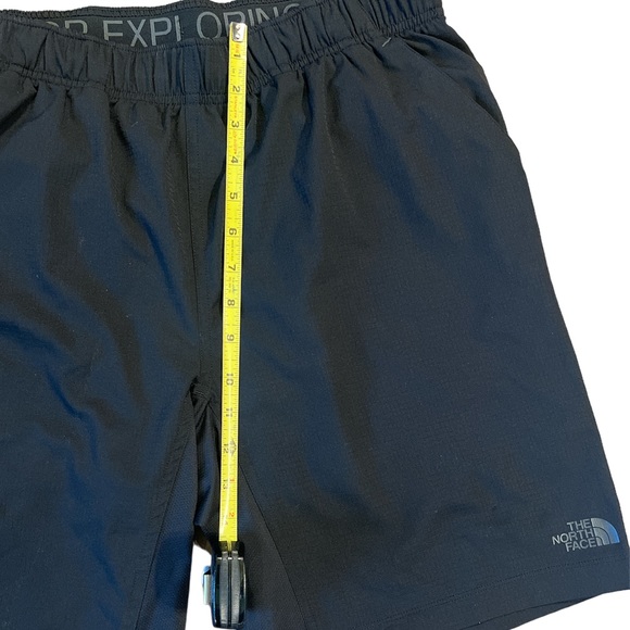 Men’s North Face Shorts - Picture 3 of 5